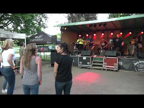 MEZI HORAMI v podání hudební skupiny ZDÁNÍ KLAME