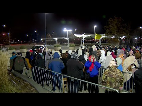 Freezing Black Friday line outside Mall of America