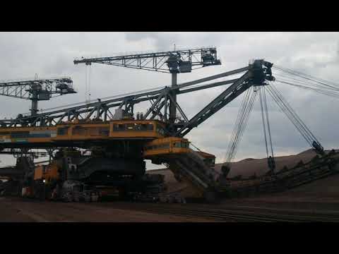 Förderbrücke F60 in Betrieb - F60 conveyor belt bridge in operation