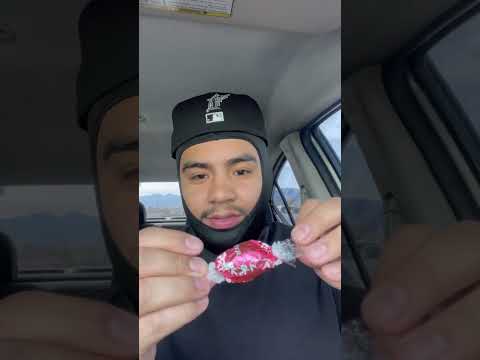 Trying Lindt Lindor Starberry & cream chocolate