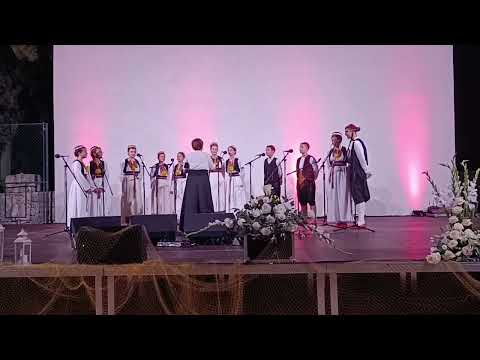 Dječja klapa Škatulica OŠ Gruda s narodnom pjesmom Prosula se škatulica