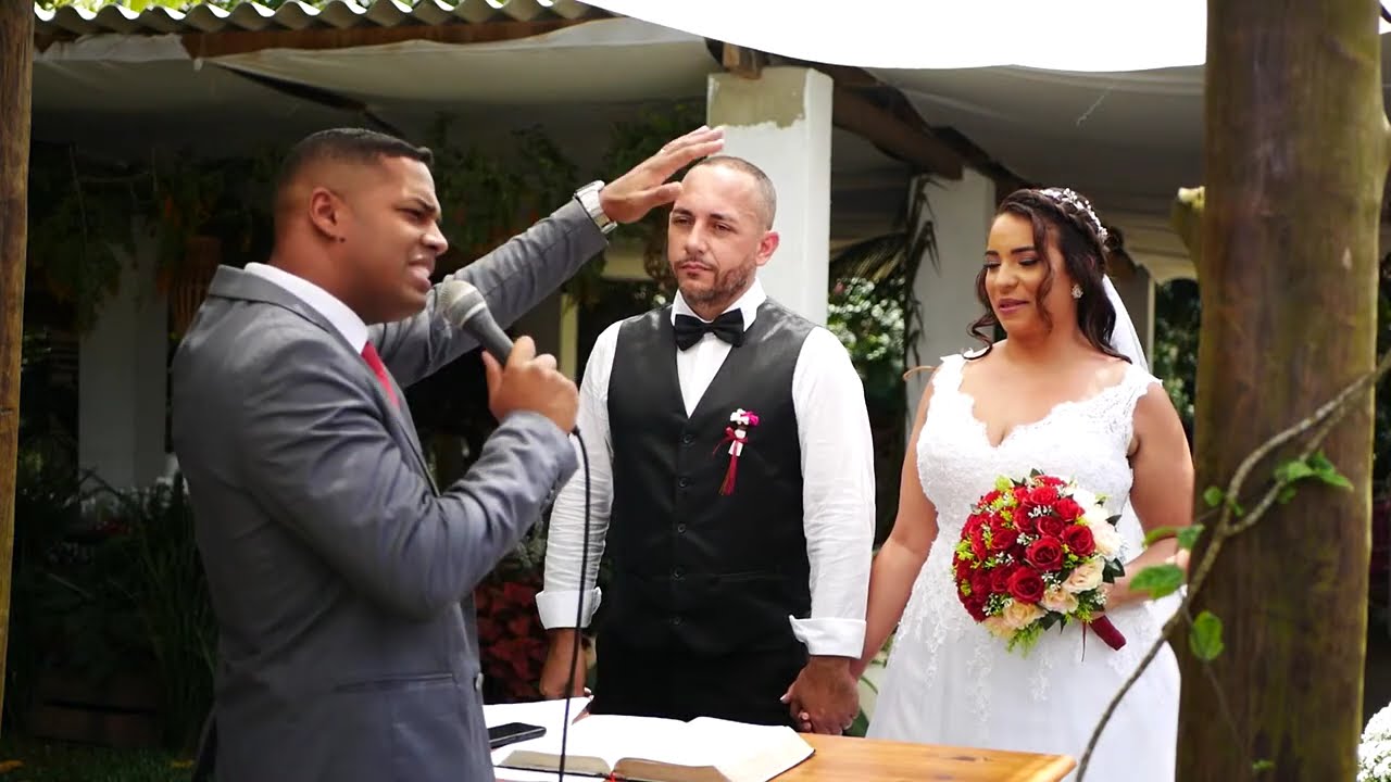 Pastor dá exemplos bombásticos aos Noivos sobre Casamento. Cerimônia durante o dia ao ar livre (*)