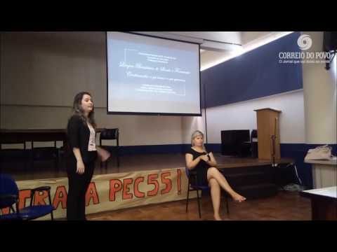 Jovem apresenta TCC para primeira banca com avaliadoras surdas na UFRGS