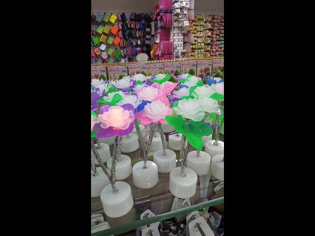 Vídeo relacionado con 24 Velas LED Brillantes Con 1200 Pétalos de Rosa Artificiales - Decoración Romántica Para San Valentín y Aniversario - Velas Sin Llama Para Mesa