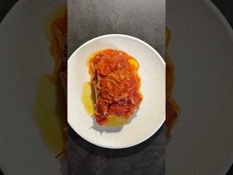 La sencilla receta del bacalao con tomate, del restaurante Noor #shorts