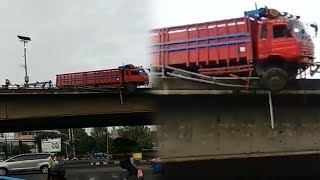 Video Truk Hampir Terjun dari Flyover Tol Slipi setelah Tabrak Pembatas Jalan
