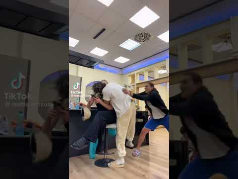 Mattia Zenzola bacia Isobel e Cricca li separa TikTok | Amici 22