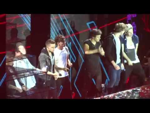 HD One Direction - 5SOS' Prank - Kiss You - 20/04/2013