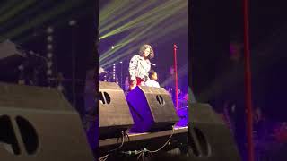 Teyana Taylor (later that night tour) singing to her daughter
