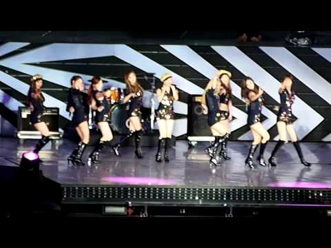 SNSD - Mr Taxi @ SMTown Live In Singapore 231112