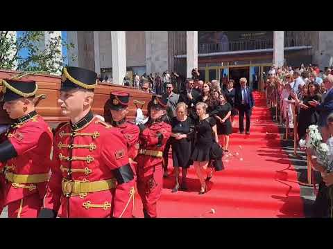 Top Channel/ Përfundojnë homazhet për Dhimitër Anagnostin, përcillet me duartrokitje dhe karafila