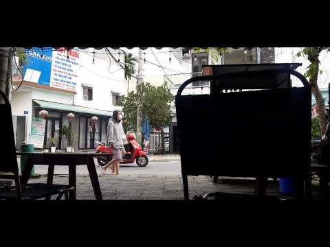 Certa manhã, em um pequeno café na rua Pham Nhu Khong, cidade de Da Nang