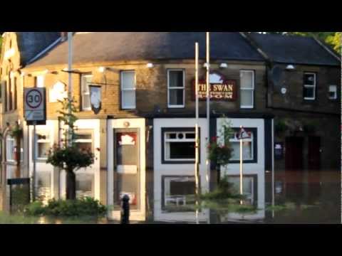 flash flood heworth gateshead the swan pub 28/06/12 cars under water!!