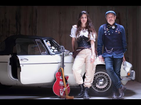 TONI XUCLÀ feat.Eva Kaué, Oriol Aymat & Ravid Goldschmidt - Apressem el pas (Official Video)