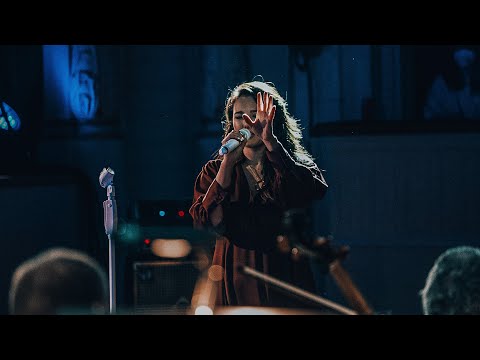 Ewa Farna & Karlovarský Symfonický Orchestr- Všechno nebo nic (LIVE)