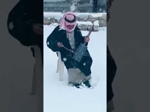 فيديو | مسن يعزف على الربابة وسط الثلوج بالقرب من الحدود العراقية-السورية