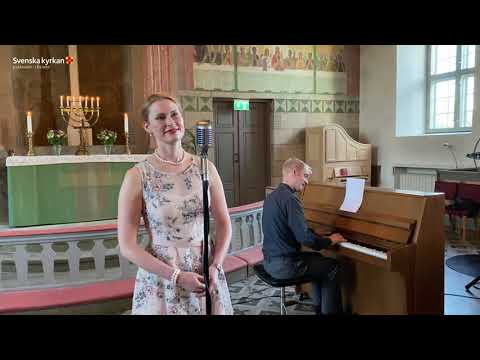 Josefin Björk Werner sjunger i Hjärnarps kyrka
