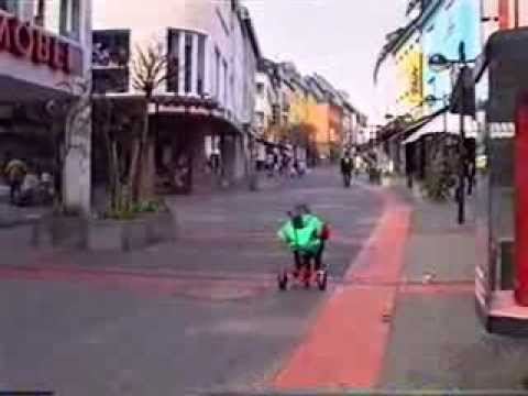 Mit dem Dreirad durch Bitburg. Abenteuerliche Reise eines Vierjährigen am 09.04.1993.