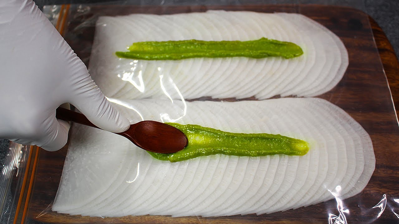 무를 지퍼팩에 또 넣으세요!!😃 저희 집은 요즘 이거 먹느라 김치를 안 꺼네요👍