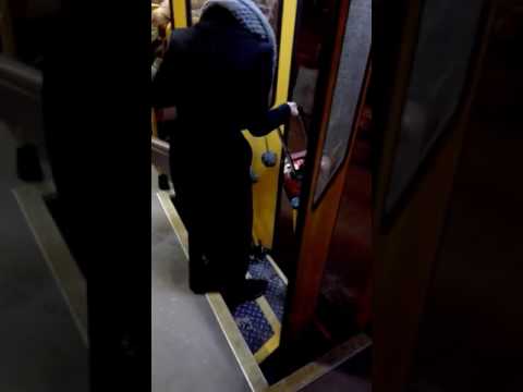 Lekki fail w wykonaniu Pani podróżującej z walizką