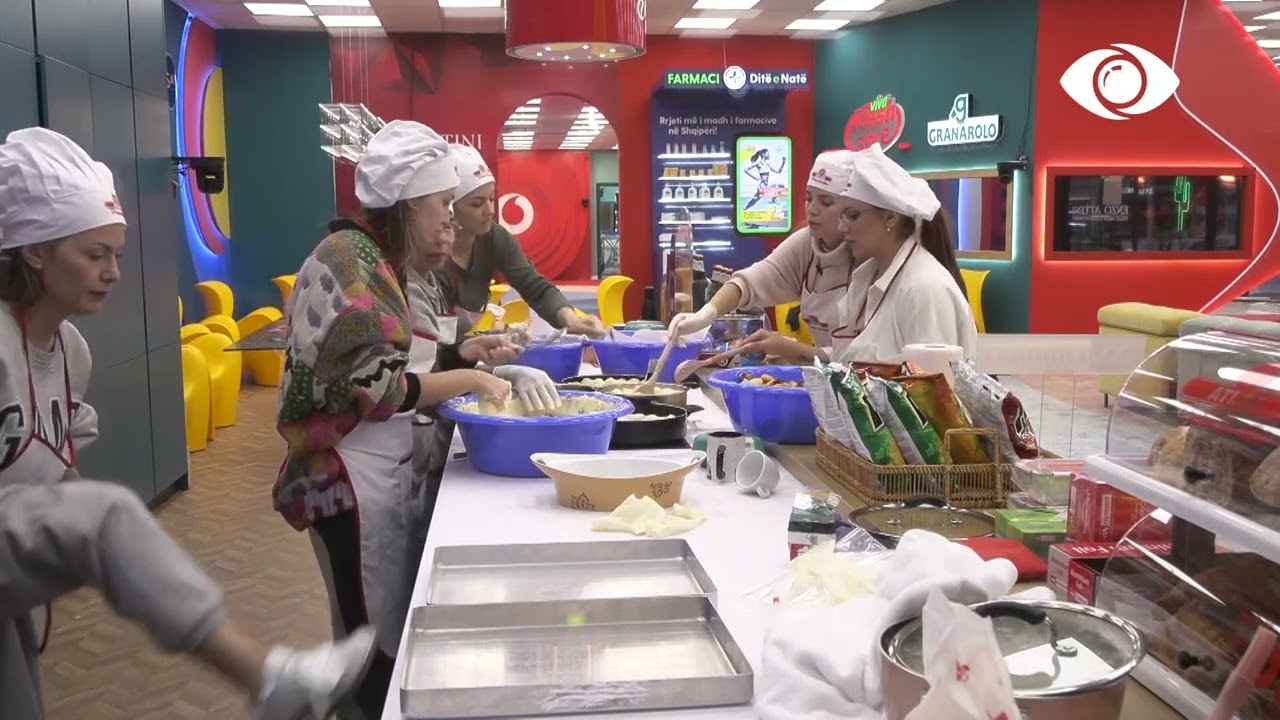 Vajzat i flasin me dashuri dhe përkëdheli brumit