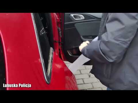 Napad, kradzież auta i włamanie. Dwóch przestępców zostało zatrzymanych