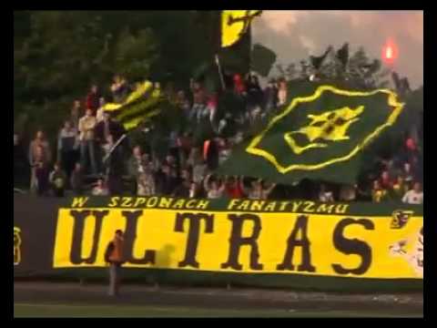 Siarka Tarnobrzeg - Resovia Rzeszów piłkarze odbijają skrojoną flagę.