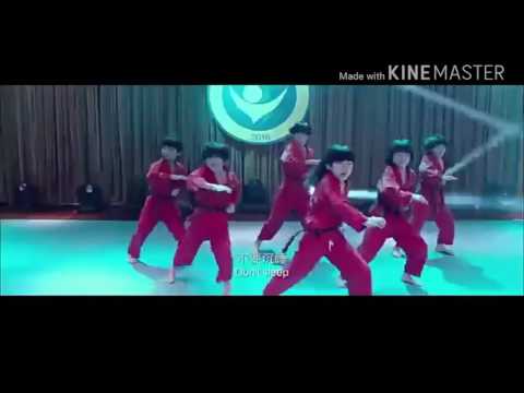 Những bước nhảy kungfu của nhóm Long Quyền Tiểu Tử