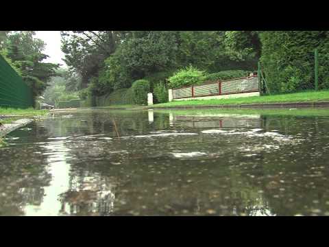 Starkregen: Straße in Loxstedt (Landkreis Cuxhaven) überflutet