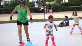 Alba y mami patinando
