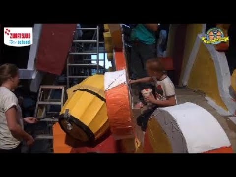 drukte in  sint jansklooster ruim twee dagen voor  bloemencorso