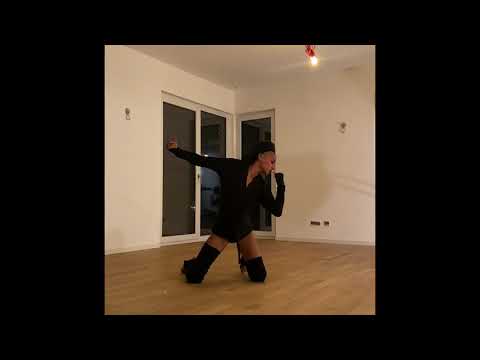 Isabella de la Luna performing Separación 🖤 Isolation to Clann: I hold you