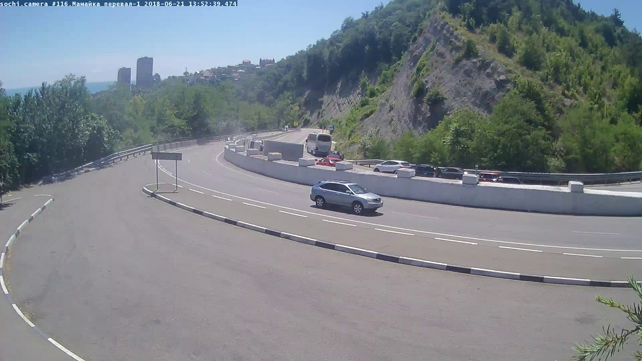В Сочи на Мамайском перевале перевернулся грузовик