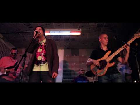 MoNaStereo - Te vagy az a lány (Házibuli próbaterem live)