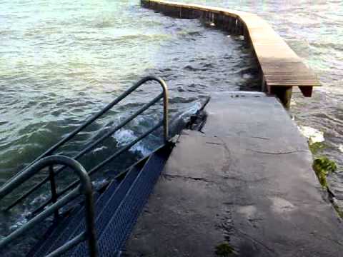 Sturm am Bodensee mit hohen Wellen