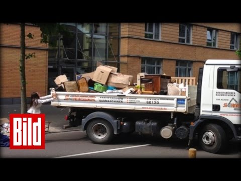 Hartz IV-Empfängerin kippt Möbel vor dem Jobcenter aus (arbeitslos / Protest / Job center)