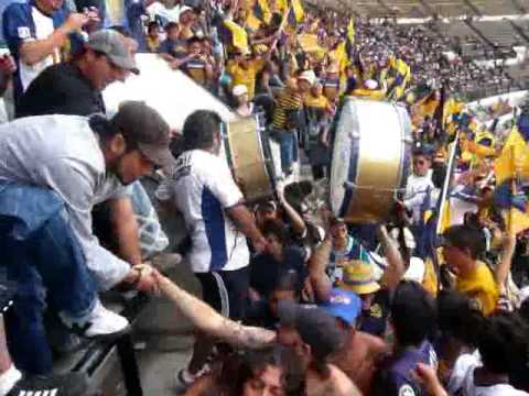 "CARSC - LA REBEL EN EL GALLINERO. LA MEJOR BARRA SIN DUDA 22MAR09" Barra: La Rebel &bull; Club: Pumas