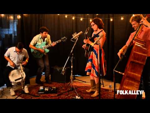 Folk Alley Sessions: Miss Tess & the Talkbacks - "Everybody's Darling"