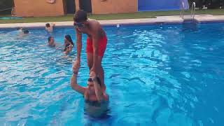 Salto en la piscina 