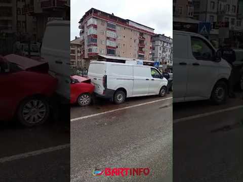 Bartın’da Yaya Geçidinde Duran Araca Arkadan Çarptılar