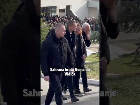 NEMANJA VIDIĆ NEM OD BOLA NA SAHRANI BRATA DUŠANA Pognuo glavu, stoji pored roditelja