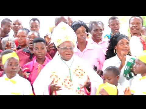 Kwaya ya  Rutete wanaimba wimbo wa shukrani na askofu Method Kilaini "Niseme Nini" wa Bernard Mukasa