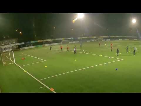 Football training: Game form - build-up play vs. transition play - 4 plus 2 against 3