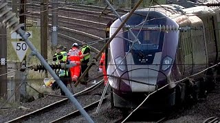Muere un maquinista y 80 personas resultan heridas tras el choque de 2 trenes en Reino Unido