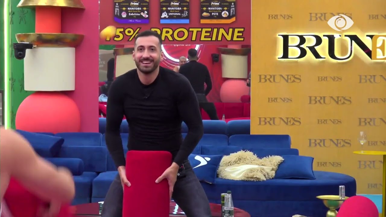 Momente gazmore/ Gjesti dhe Jozi vijojnë lojën e tenisit