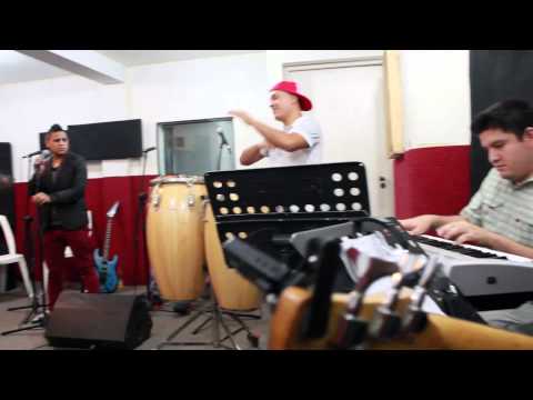 Los chamacos de la salsa que pequeño es el mundo ensayos