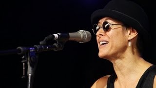 Singer Michelle Shocked denies anti-gay remarks