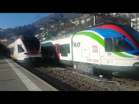Zwei Doppeltraktionen Tilo RABe 524 (ETR 524) bei der Ein-/Ausfahrt in Locarno.