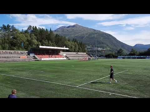 FK Mjølner - Finnsnes 3-0 spillerne kommer på banen på Narvik Stadion 8. august 2021