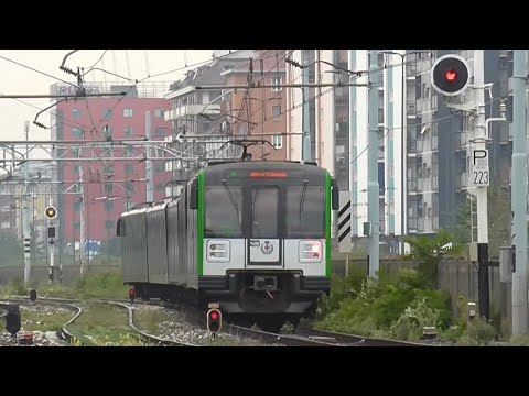 ET245 et AnsaldoBreda Meneghino : A la station Cimiano sur la ligne 2 du métro de Milan